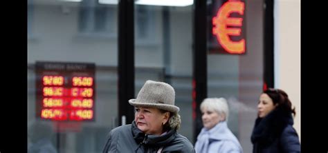 Евро впервые с длительного времени упал ниже отметки в 90 рублей: что происходит на валютном рынке?