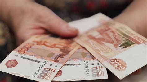 Почему россияне массово снимают деньги со счетов: причины и последствия